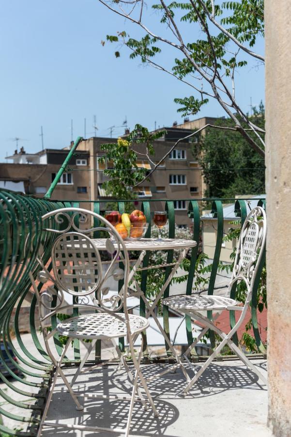 Pape Apartma *